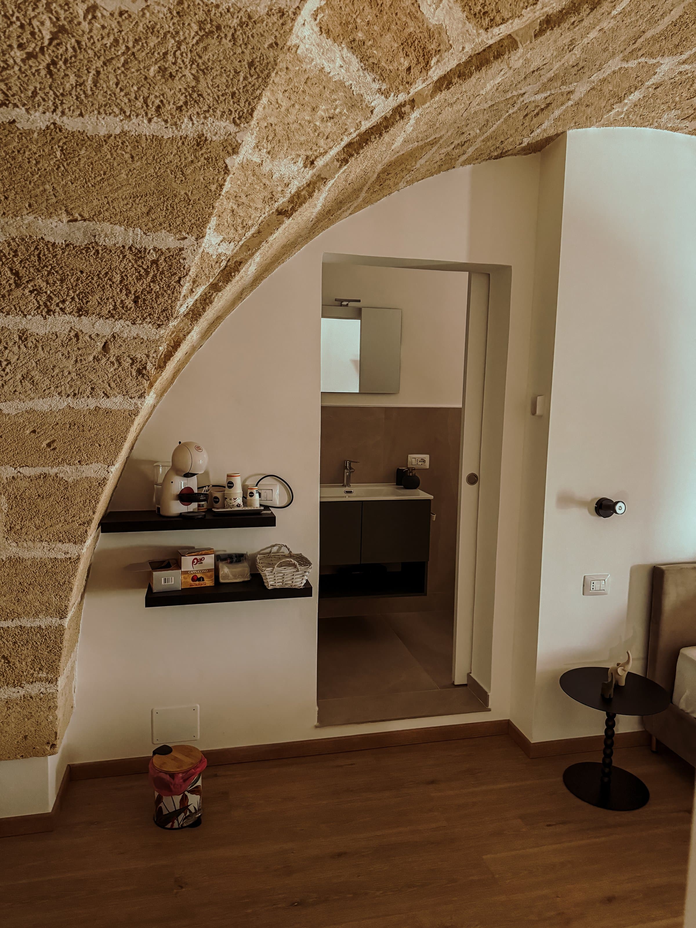Soffitto a volta in pietra con angolo caffè