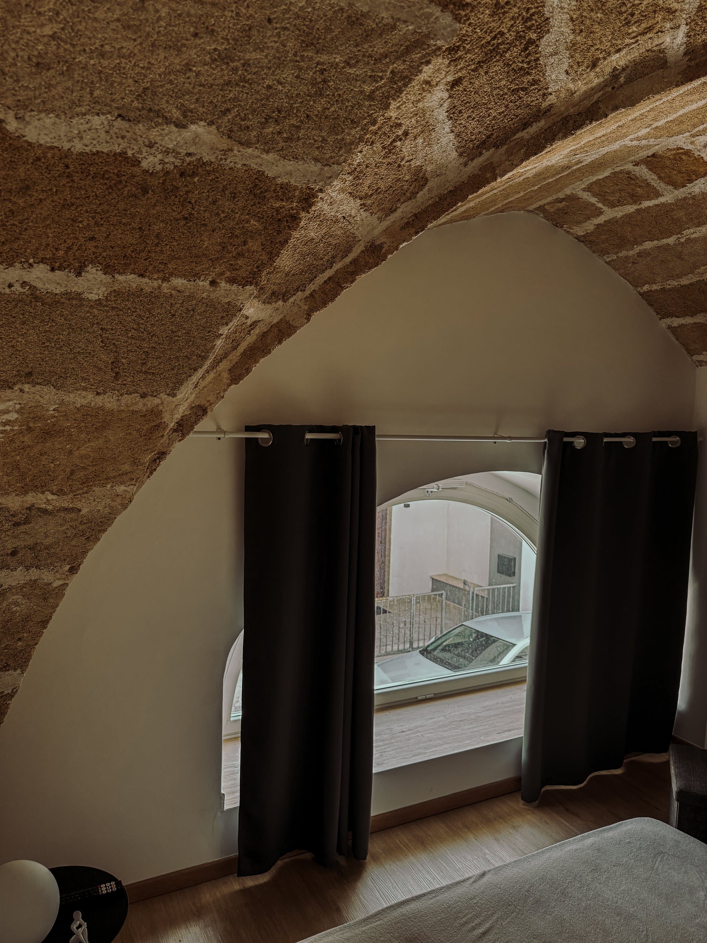 Dettaglio finestra e soffitto a volta in pietra