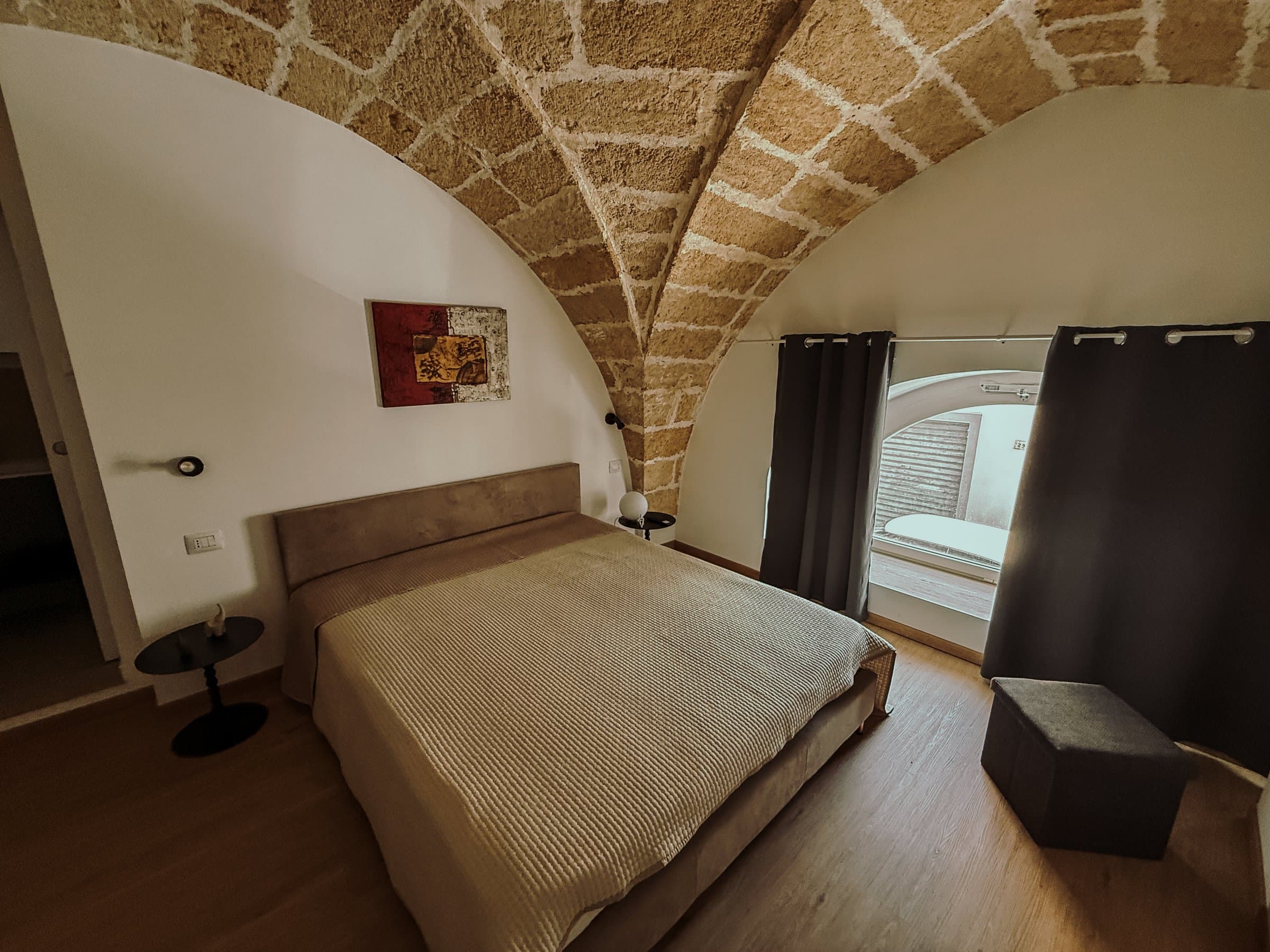 Camera con letto matrimoniale e finestra con tende