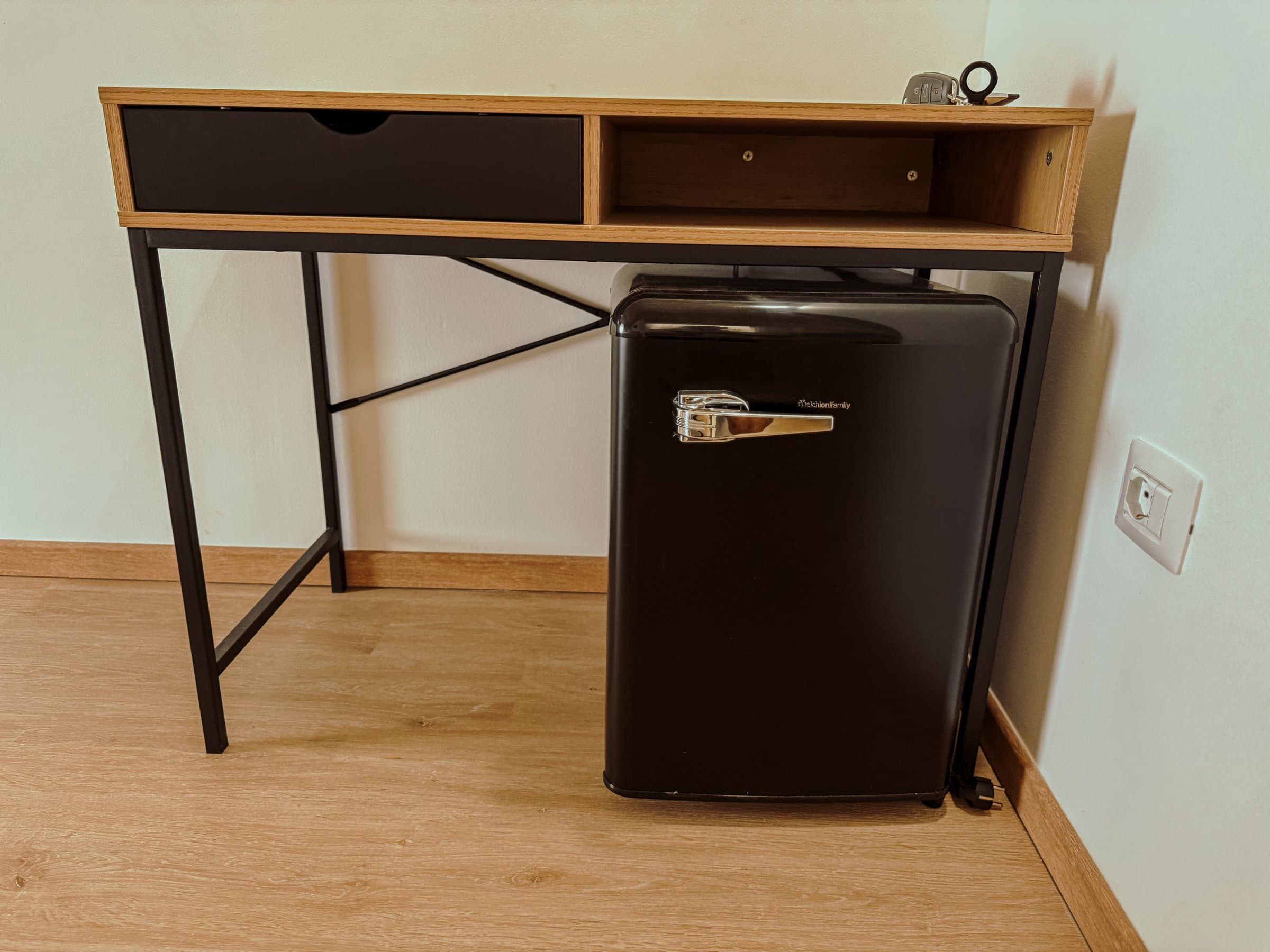 Scrivania con mini frigo