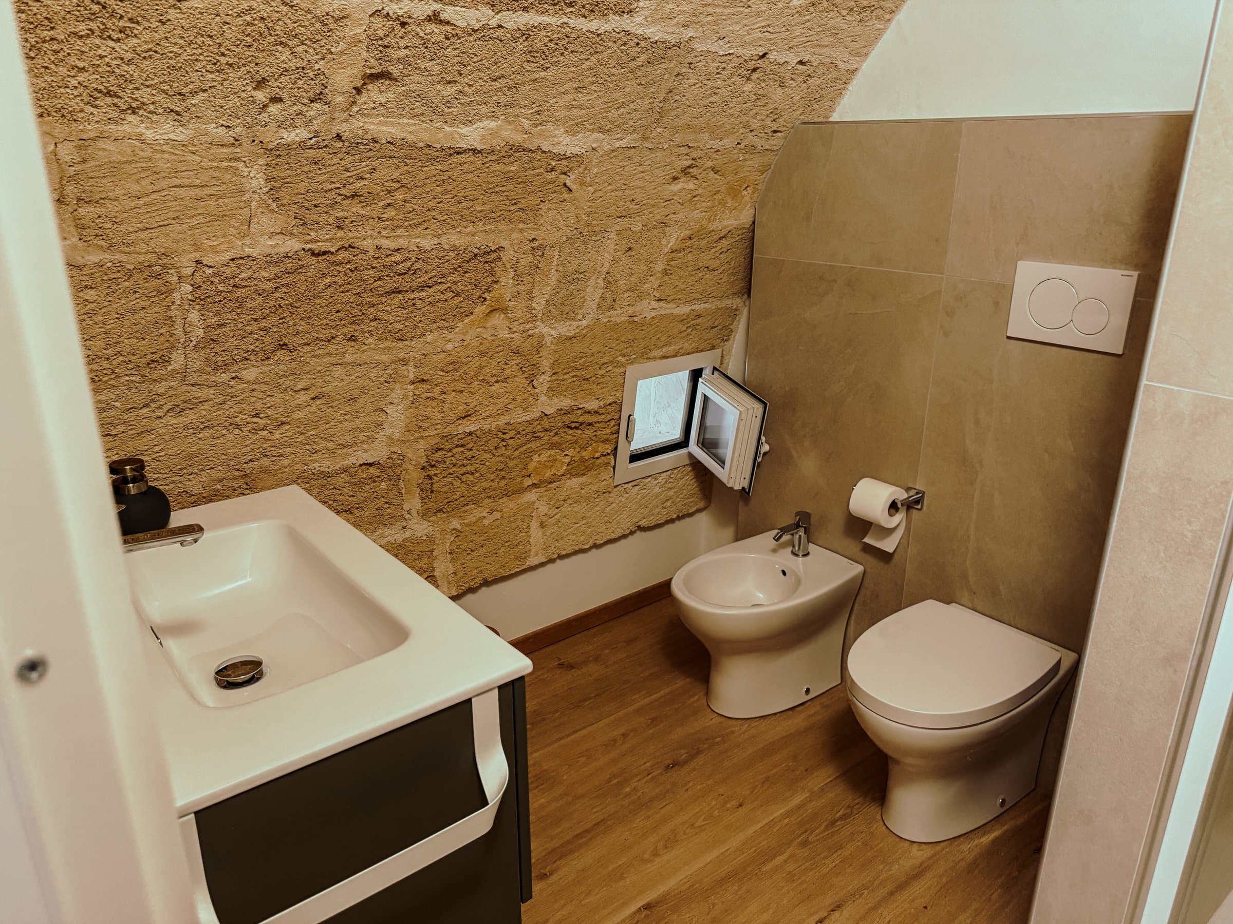 Bagno con lavabo, bidet e WC