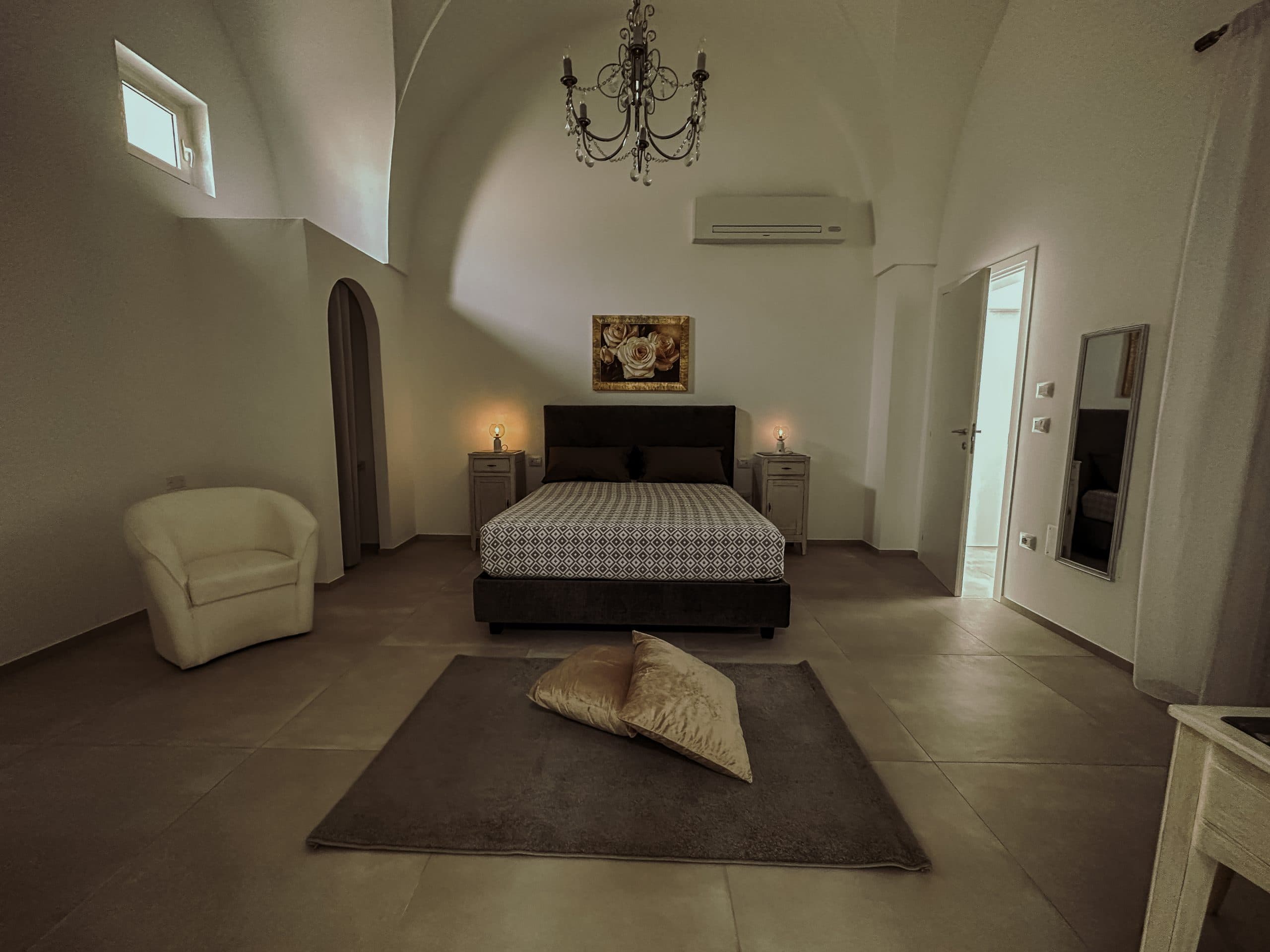 Camera con letto matrimoniale e lampadario
