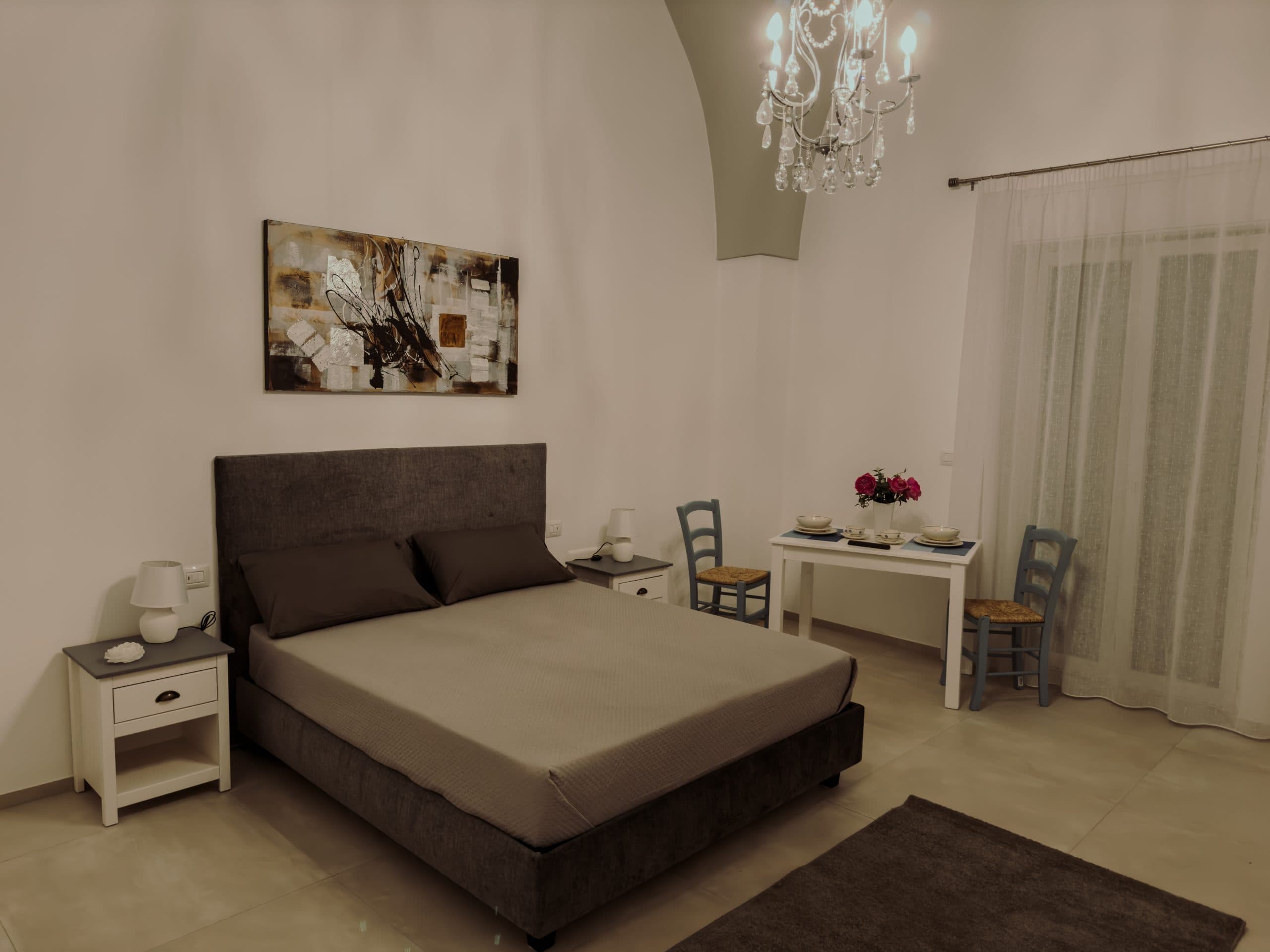 Camera con soffitto a volta e lampadario, Soffio Del Salento